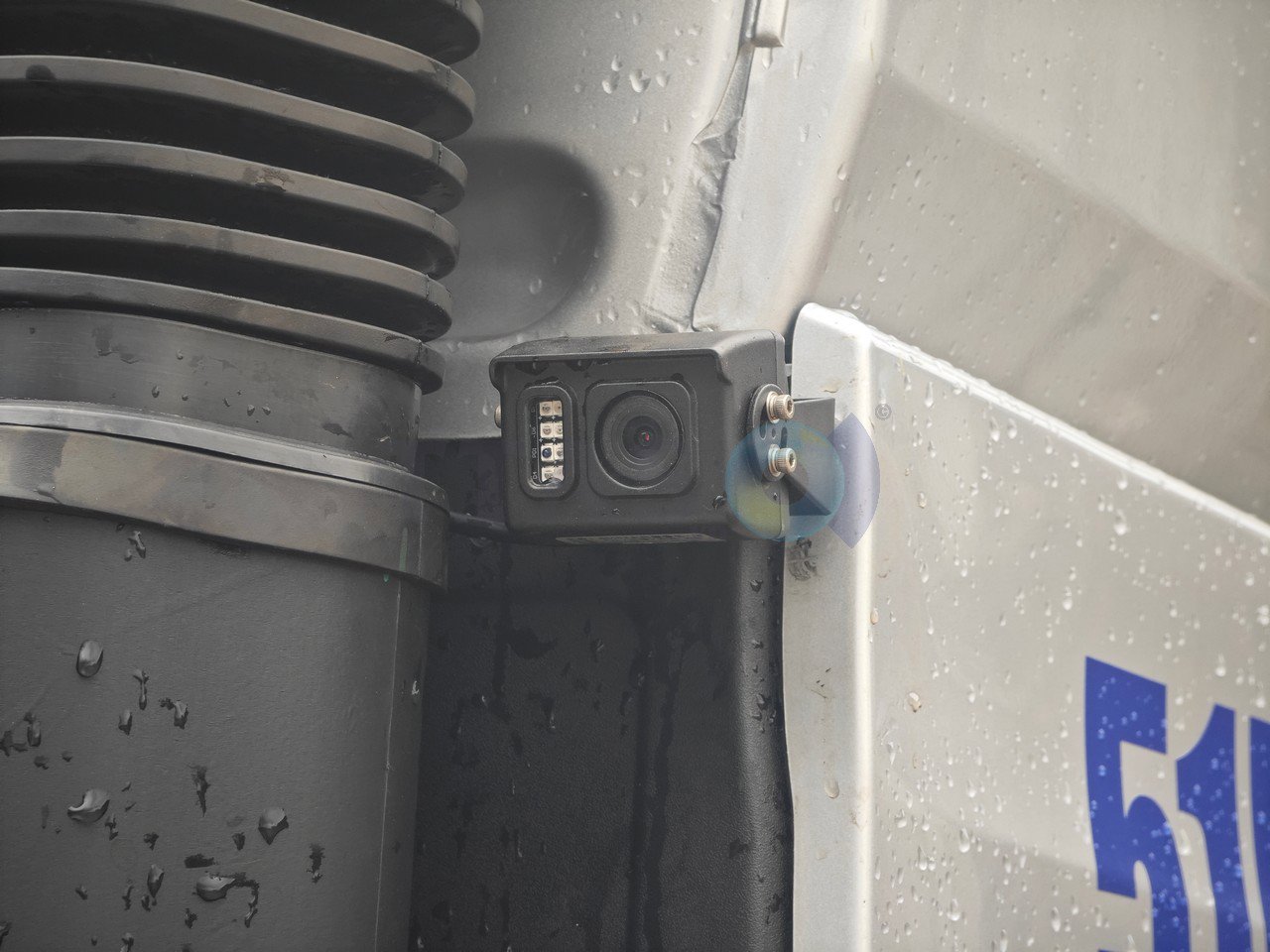 Camera giám sát gắn trên thân xe với ống kính và cụm đèn LED tích hợp